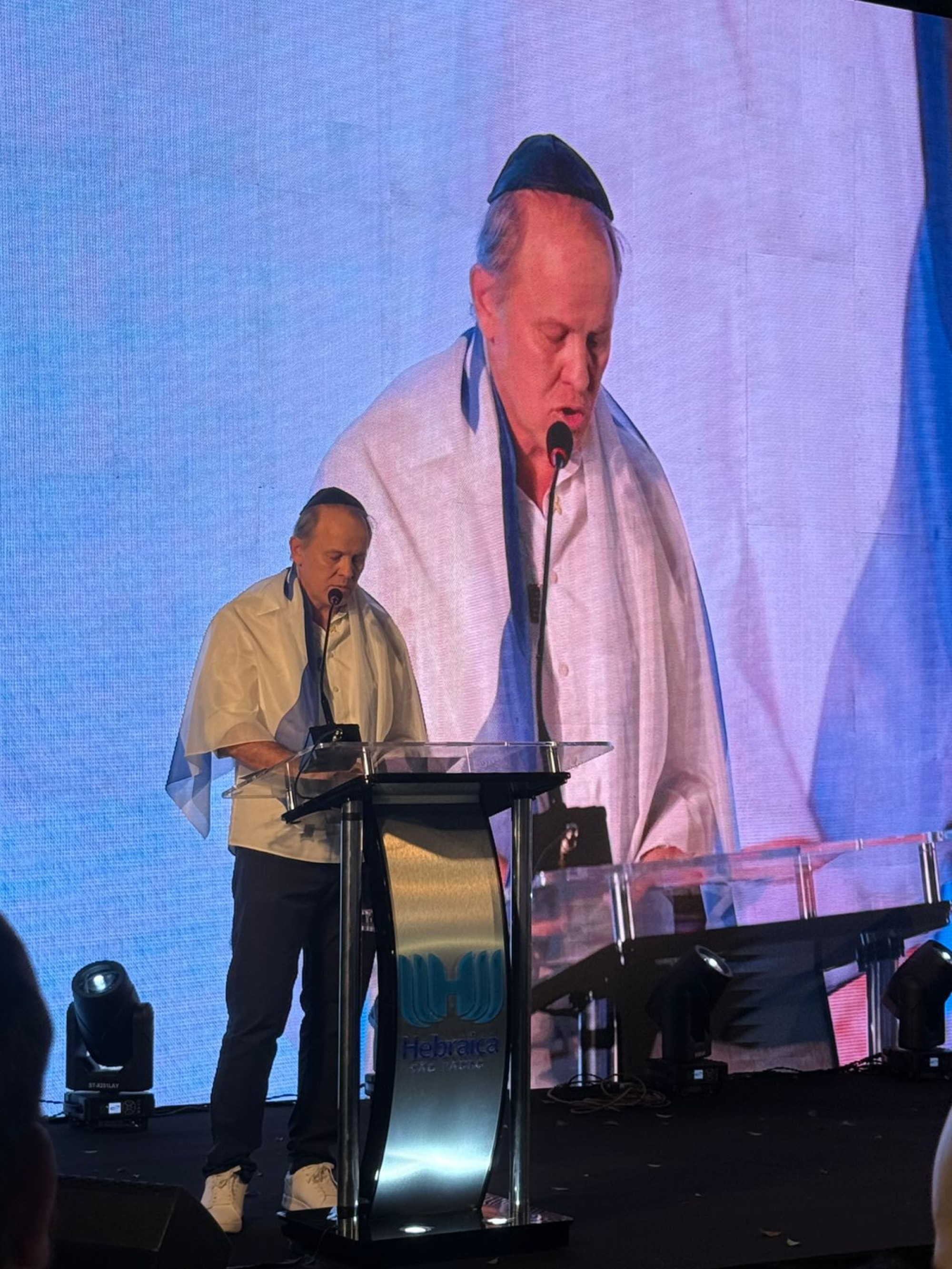 Ato em homenagem às vítimas do 7/10 lota A Hebraica de São Paulo e emociona o público Ato em homenagem às vítimas do 7/10 lota A Hebraica de São Paulo e emociona o público - Fundada em 1948, a CONIB – Confederação Israelita do Brasil é o órgão de representação e coordenação política da comunidade judaica brasileira.