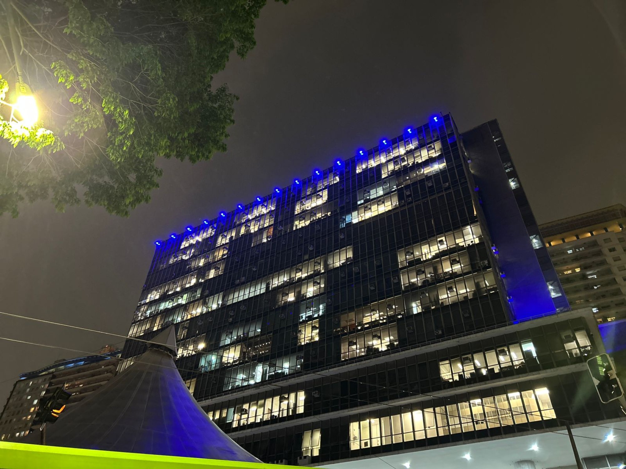 Câmara Municipal de SP é iluminada com a cor azul em homenagem às vítimas dos atentados  Câmara Municipal de SP é iluminada com a cor azul em homenagem às vítimas dos atentados  - Fundada em 1948, a CONIB – Confederação Israelita do Brasil é o órgão de representação e coordenação política da comunidade judaica brasileira.