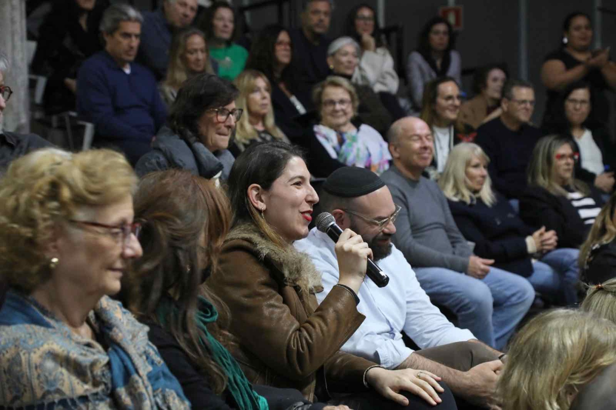 Dan Stulbach emociona plateia em espetáculo beneficente “O Mercador de Veneza” em prol da CIP Dan Stulbach emociona plateia em espetáculo beneficente “O Mercador de Veneza” em prol da CIP - Fundada em 1948, a CONIB – Confederação Israelita do Brasil é o órgão de representação e coordenação política da comunidade judaica brasileira.