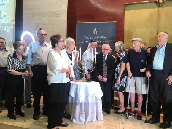 Ato na CIP reúne autoridades, líderes religiosos e políticos e sobreviventes Ato na CIP reúne autoridades, líderes religiosos e políticos e sobreviventes - Fundada em 1948, a CONIB – Confederação Israelita do Brasil é o órgão de representação e coordenação política da comunidade judaica brasileira.